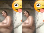 Desi Bhabhi Shows her bathing on vc