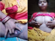 Horny Desi bhabhi Shows Her Boobs and Pussy