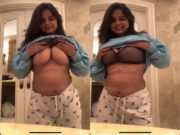Horny Desi Girl Play with her Boobs