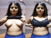 Sexy Desi girl Shows Her Boobs Part 1