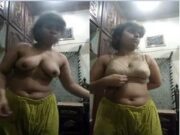 Sexy Paki girl Showing Her Boobs